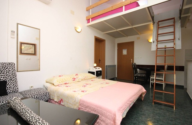 Studio flat with terrace and sea view Makarska (AS-9696-a)