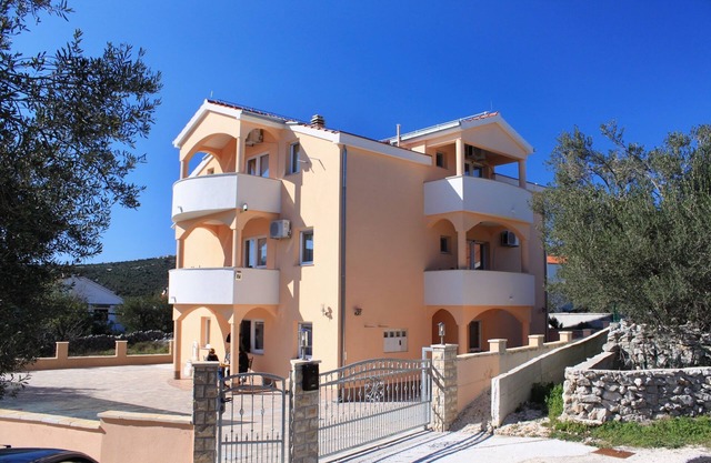 Studio flat with terrace Vinišće, Trogir (AS-8660-c)