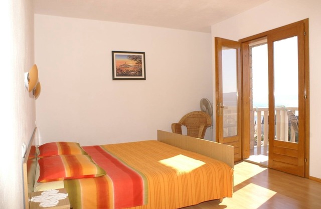Studio flat with terrace and sea view Bol, Brač (AS-2900-a)