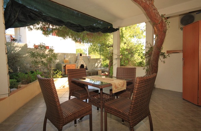 Studio flat with terrace Rukavac, Vis (AS-2444-c)