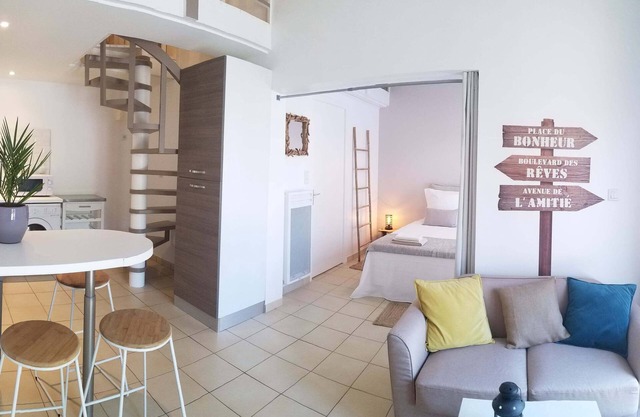 STUDIO in the middle of the vineyards facing the Ventoux - for 2 adults and 2 children.