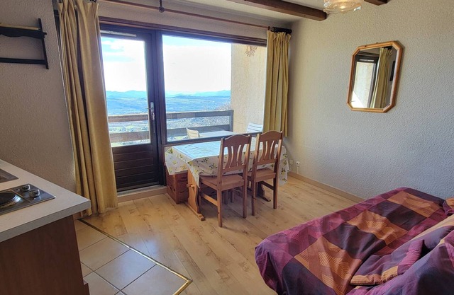 Studio for 2 with south-facing balcony, near station