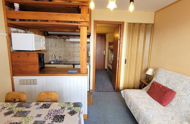 Studio for 4, south balcony, parking, calm residence
