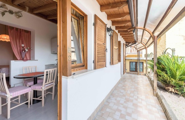 Studio Gardasol Monolocale 2 ApartHotel with Lake View, Pool & Wi-Fi
