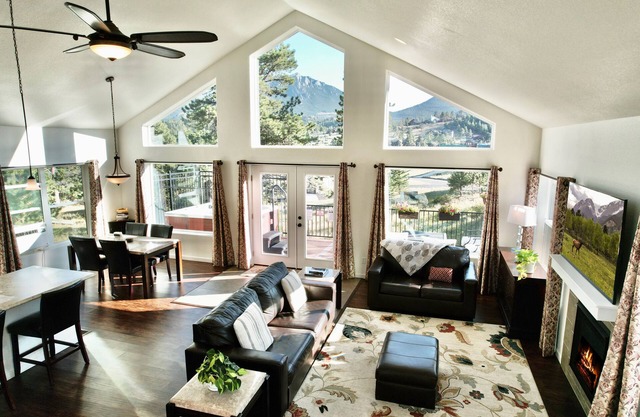 Studio House in Forest Setting-Stunning Views-Hot Tub-Fireplace-Coaster Passes