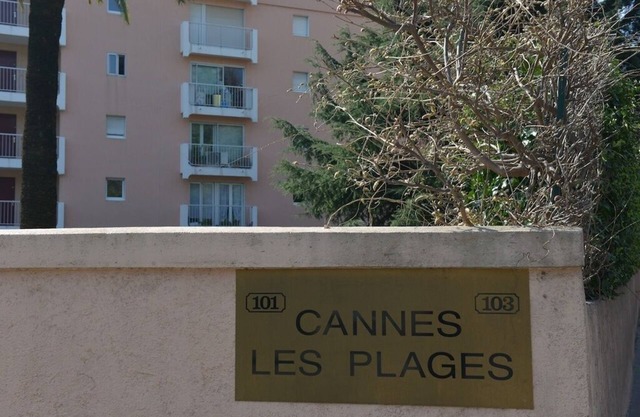 STUDIO in a nice fenced residence - with pool and private parking