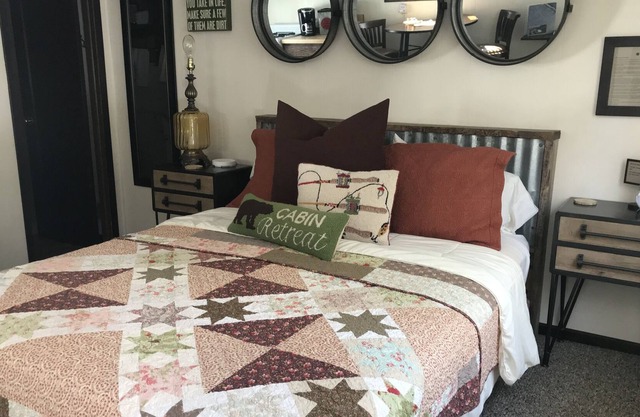 Studio Kitchenette w/ Queen bed on the Gallatin River. 22 mi from ski resorts.