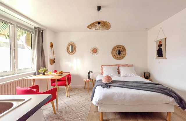 Studio Le Coquet: bright and comfortable right in the center of town - Large bed