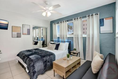Studio Oasis near Hollywood Boardwalk