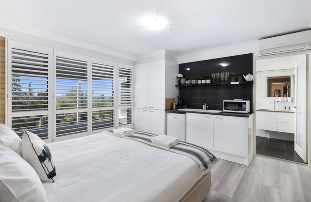 Studio @ #OMG Steps to Beach, Couples Getaway, kitchenette - free wifi