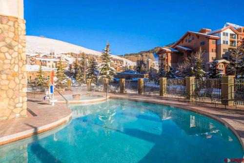 Studio Perfect Location 311 with Pool and Hot Tub