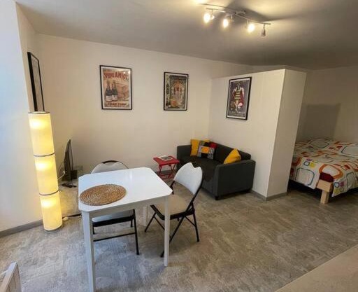 Studio RdC parking privé gratuit