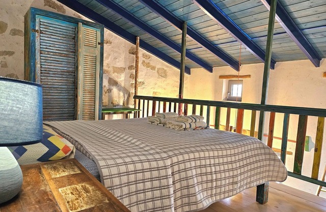 Studio Red Beach, fantastic gallery bedroom