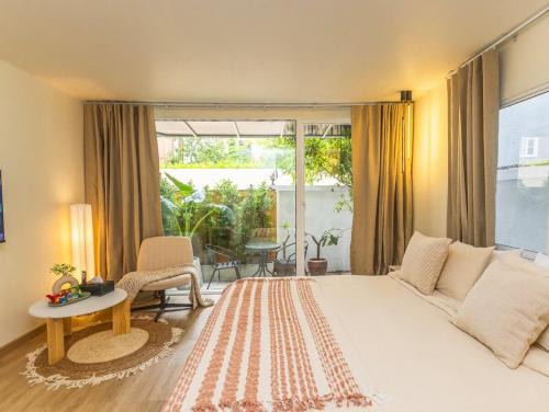 Studio room with private garden in Center Sathorn