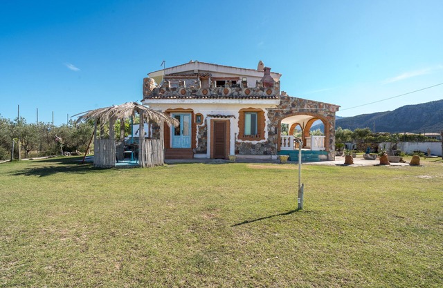 Studio 'Sa Burrida' Relax close to the Sea with Garden & Wi-Fi