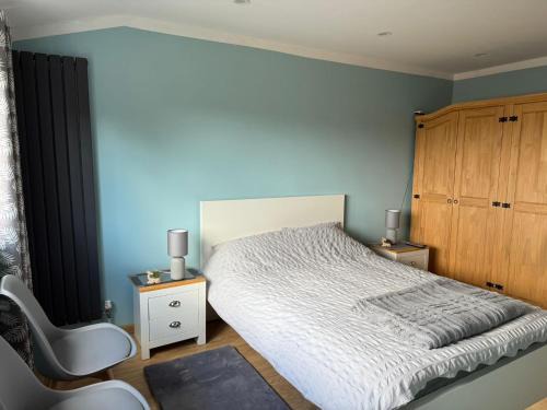 Studio- Sleeps 2- Free WiFi- Luxury Shower