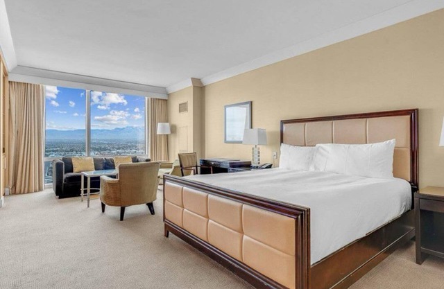 Studio - Sphere view/strip view! Walking distance to convention center and more.