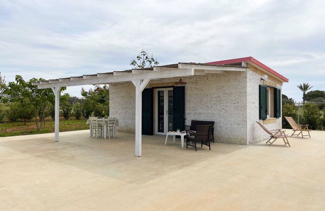 Studio surrounded by greenery in Capilungo – Just steps from the sea