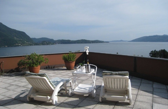 Studio with a breathtaking view of Lake Maggiore, incl. 1 PP Ged.