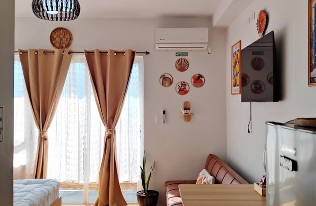 Studio with Balcony, Free Netflix Streaming with washer/dryer inside the unit
