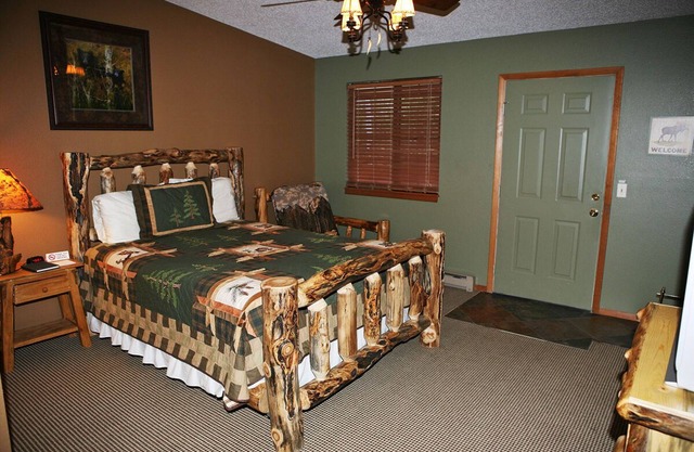 Studio with Full Kitchen, Queen bed, Patio with Personal Grill
