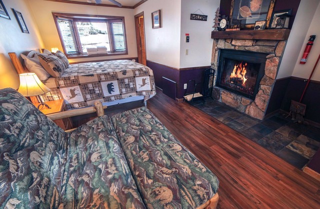 Studio with Personal Hot Tub and Fireplace Dogs Welcome