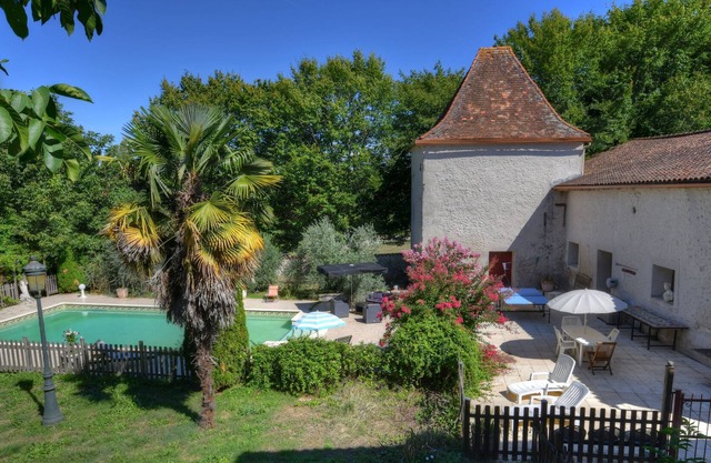 Studio with private garden and terrace and swimming pool