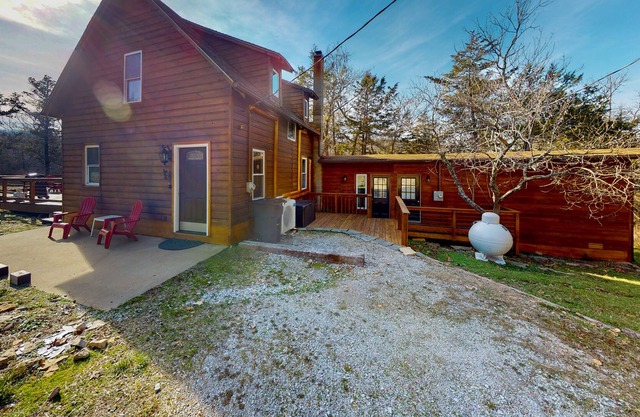 Studio with wooded outdoor area, partial AC, kitchenette & grill