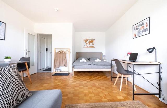 Studioapartment mit Küche und großem Balkon