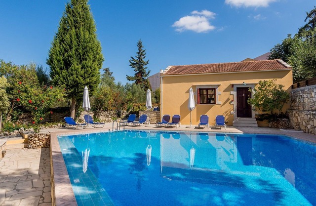 Studios with kitchen, swimming pool, internet, quiet village, near beaches