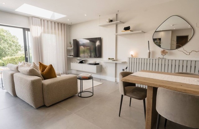 Stunning 5 bed home in Queens Park. Sleeps 10