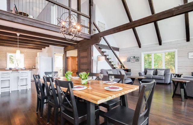 Stunning waterfront getaway w/ hot tub, sleeps 14!