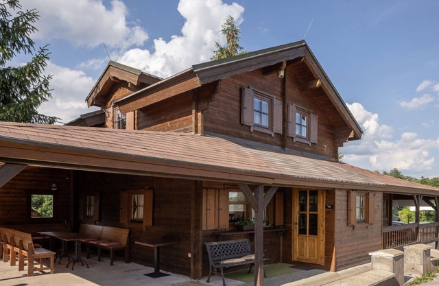 Stunning private villa for 8 people with WIFI, hot tub, TV, terrace and pets allowed