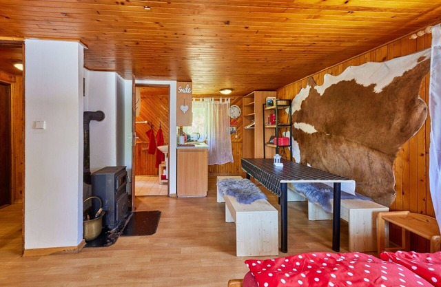 Stunning private villa for 4 people with WIFI, pool, TV, patio and pets allowed