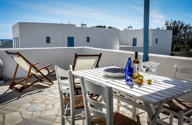 Stunning 1 bedroom 2nd floor apartment 8 minutes walk from beaches and eateries