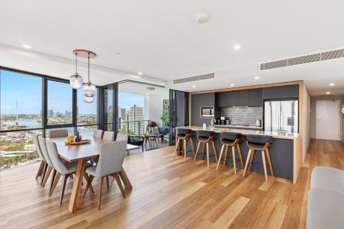 Stunning 180 degree Views at Avalon Apartment