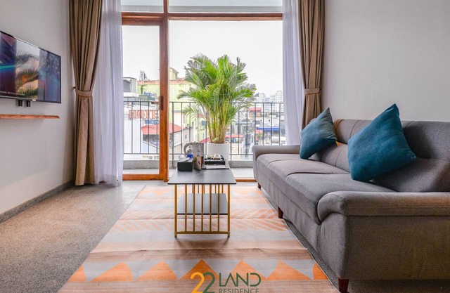 Stunning 1B with City View in 22Land Residence