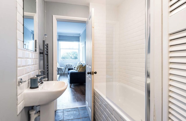 Stunning 1BD flat, minutes from the beach front!