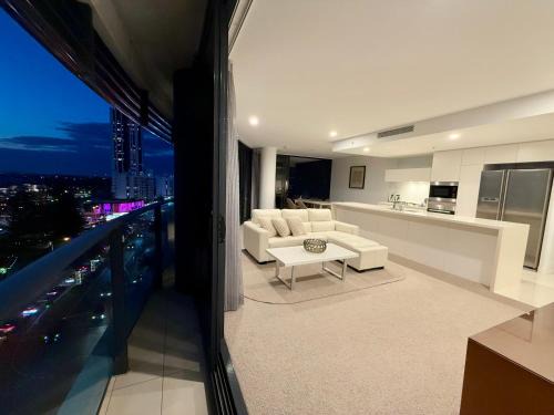 Stunning 2 bed 2 bath 8th floor - GC Getaways