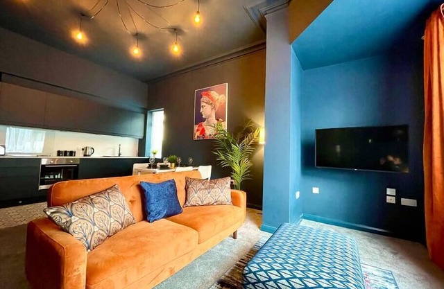 Stunning 2 bed - free parking -5 min walk to beach