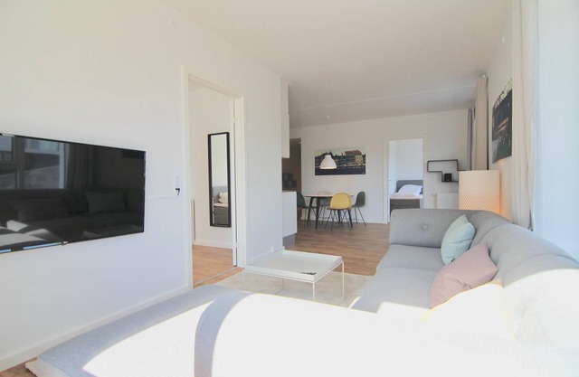 Stunning 2-bed w/balconies and great views - 171