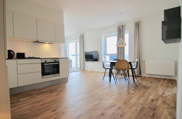 Stunning 2-bed w/balconies and fantastic views - 170