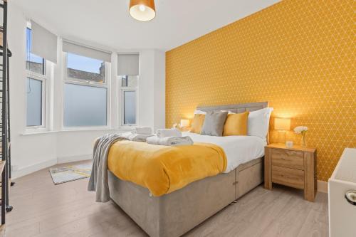 Stunning 2-bedroom flat with garden and games near city centre