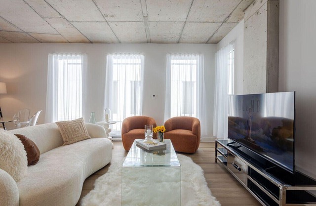 Stunning 2 BR condo in MTL OLd Port|+Free Parking