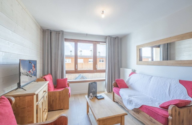Stunning 2-Room Apartment in Prime Alpe d'Huez Location, Near Ski Slopes and Amenities