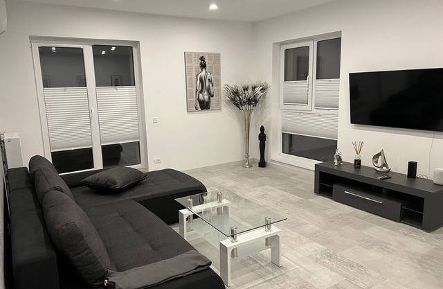 Stunning 2-Room Penthouse with Lakeview W11