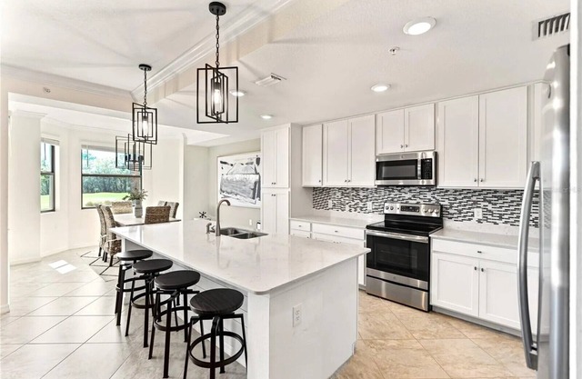 Stunning 2BR/2BA Unit overlooking the scenic Lakewood National Golf Course