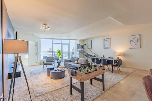 Stunning 2BR DT HighRise, Gym, Pool, W-D, Parking, Golf