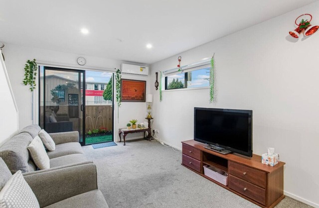 Stunning 2BR in Kelston with WIFI and Carpark