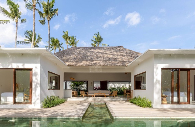 Stunning 2BR Private Villa with Pool walking distance to the beach Pantai Seseh
